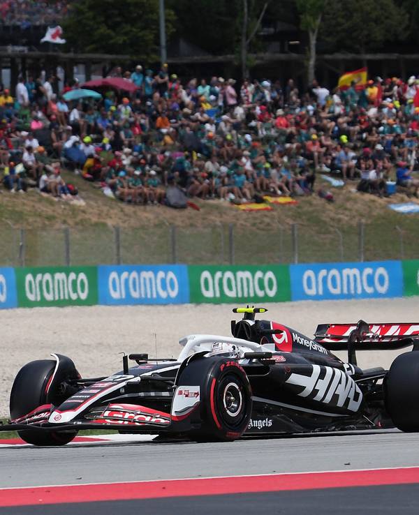 Nico Hülkenberg aus Deutschland vom Team MoneyGram Haas ist auf der Strecke in Barcelona unterwegs.