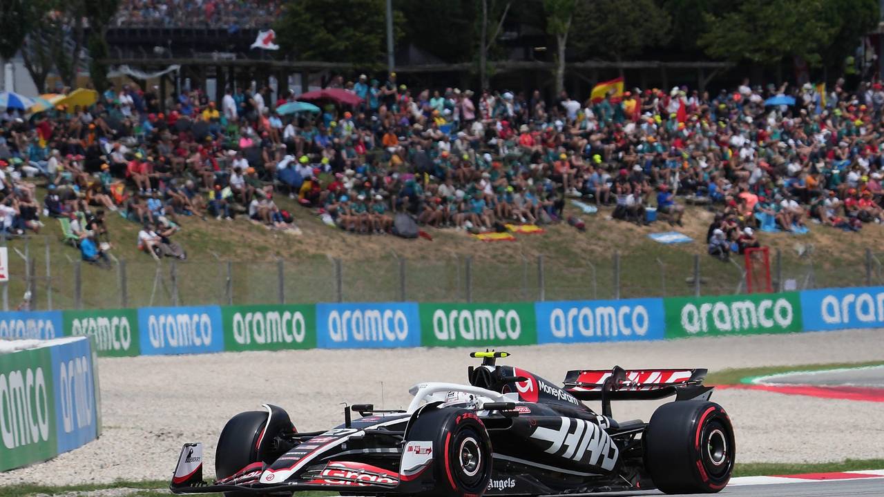 Nico Hülkenberg aus Deutschland vom Team MoneyGram Haas ist auf der Strecke in Barcelona unterwegs.
