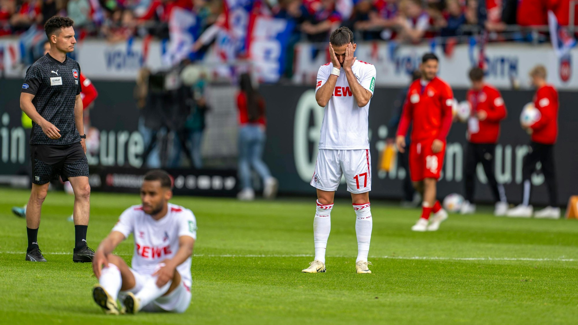 Leart Pacarada hält sich im Trikot des 1. FC Köln die Hände vor das Gesicht.