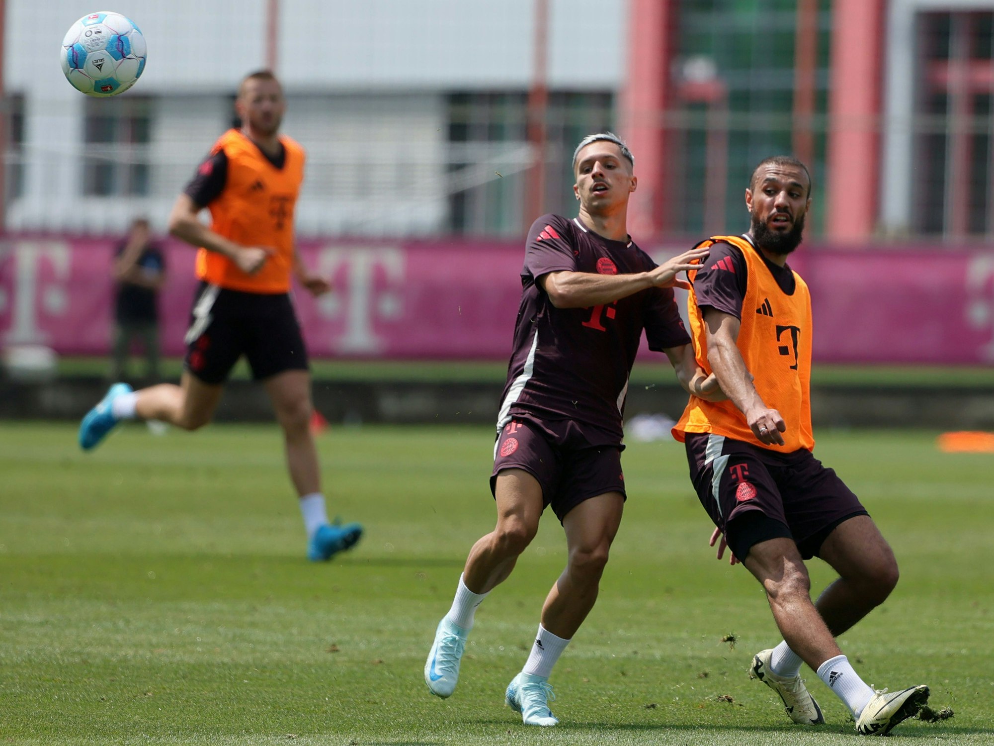 Bryan Zaragoza und Noussair Mazraoui im Zweikampf.
