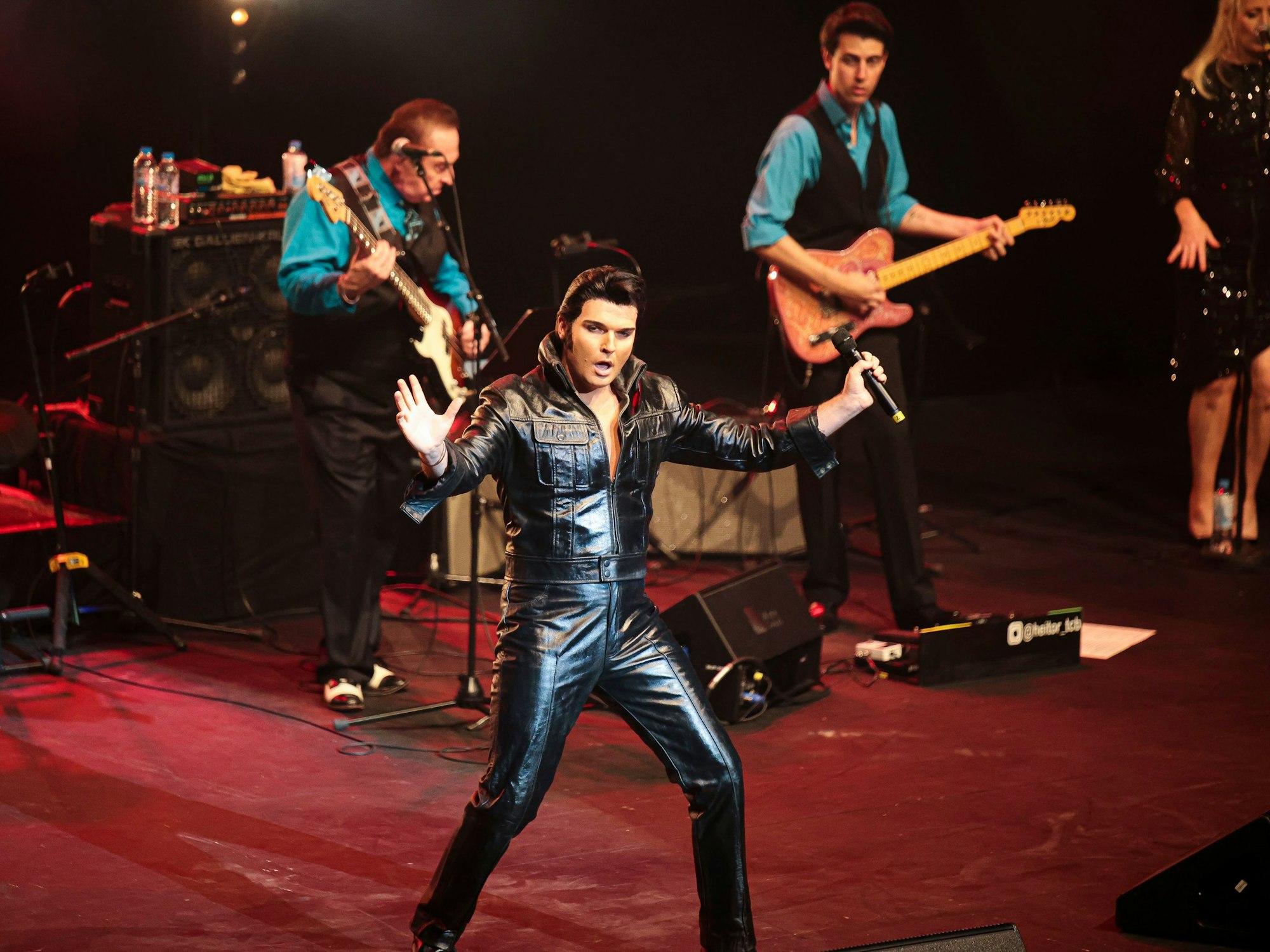 Ein Elvis-Darsteller tanzt auf einer Bühne.