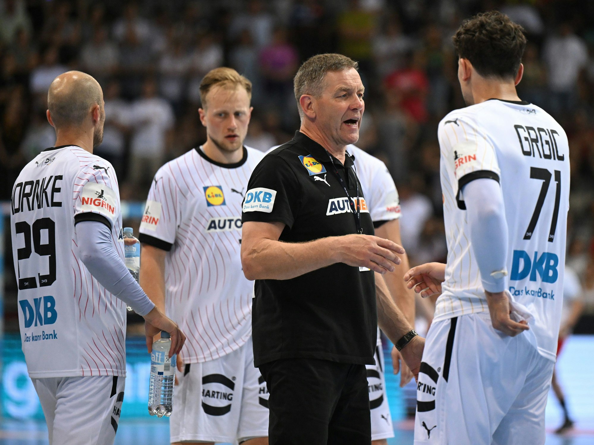 Deutschlands Trainer Alfred Gislason (M.) gibt Anweisungen.