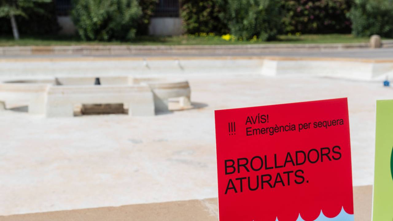 Hinweisschilld auf ausgeschalteten Brunnen in Folge des Wassermangels in Barcelona.