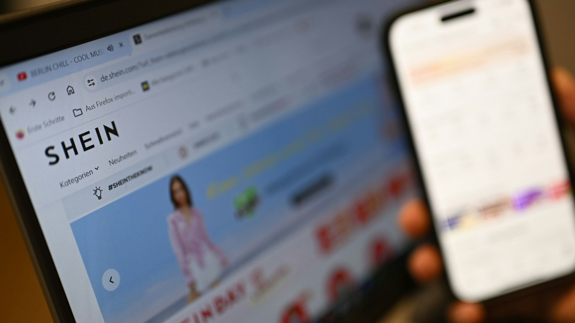 Die Website von Shein ist auf einem Laptop zu sehen.