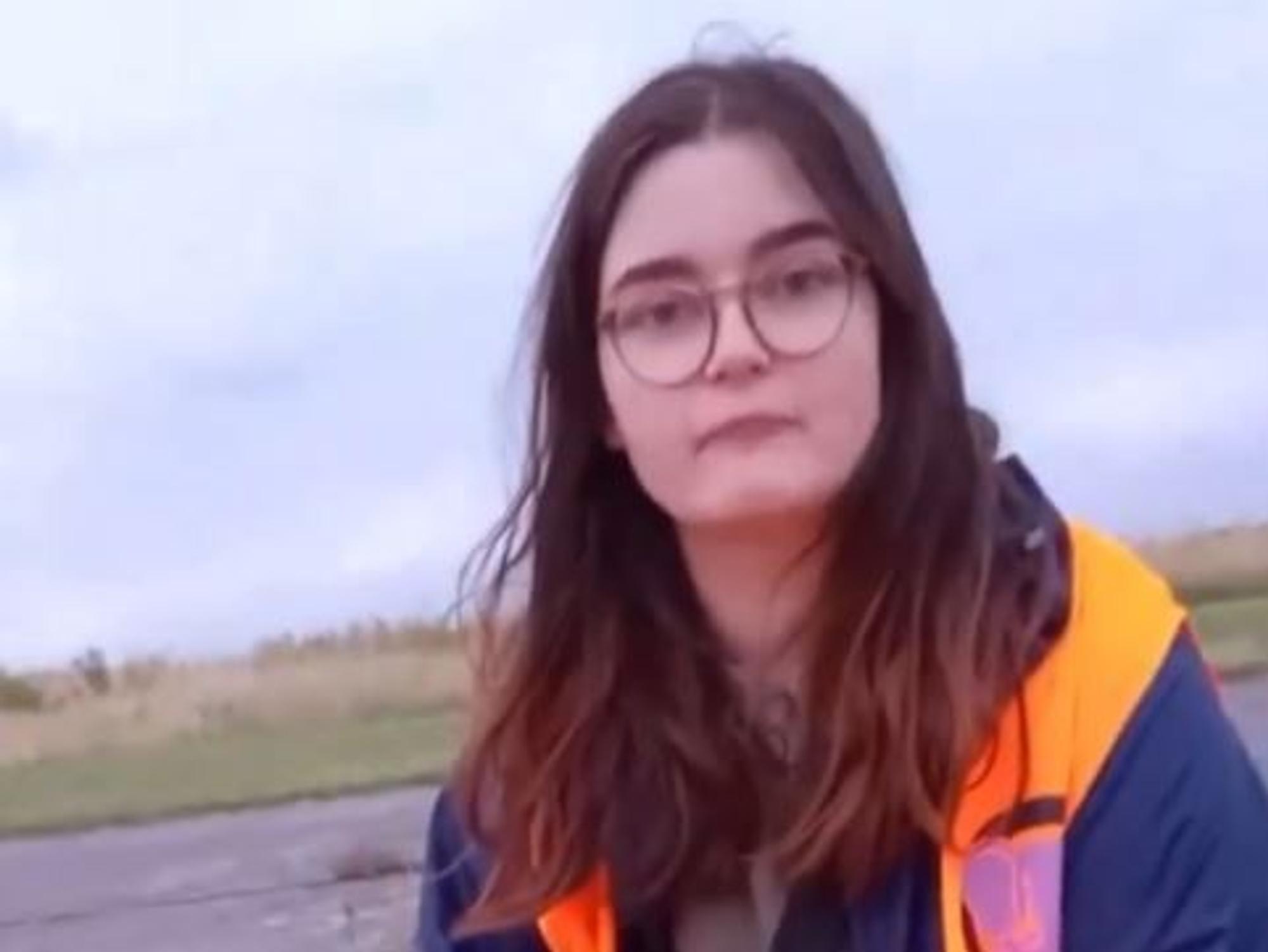 Lilli G. sitzt auf dem Rollfeld des Flughafens Köln/Bonn, dort hat sie sich festgeklebt.