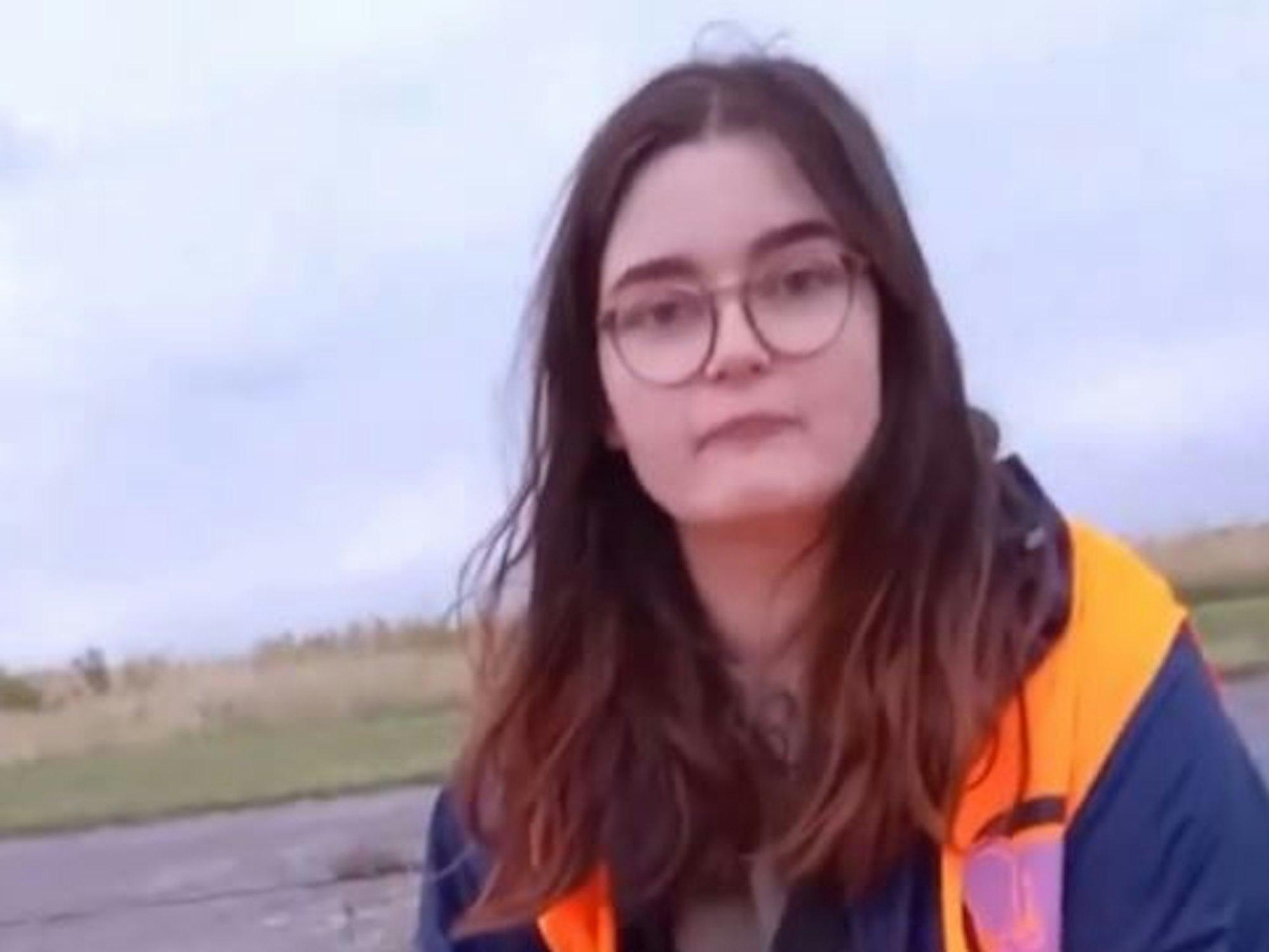 Lilli G. sitzt auf dem Rollfeld des Flughafens Köln/Bonn, dort hat sie sich festgeklebt.