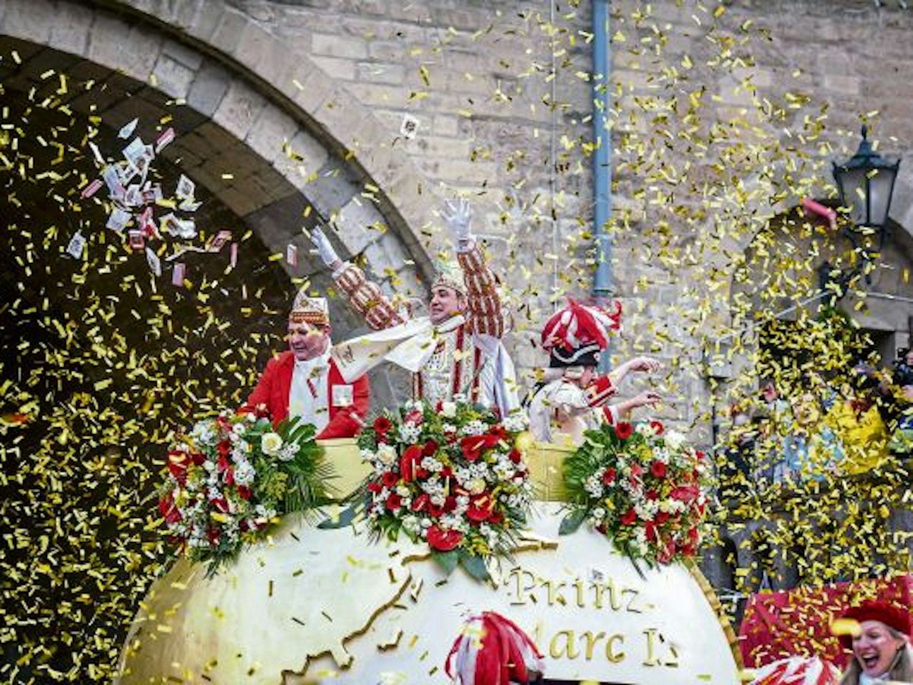 Prinz Marc Michelske beim Zug 2019 auf dem Prinzenwagen in Köln.
