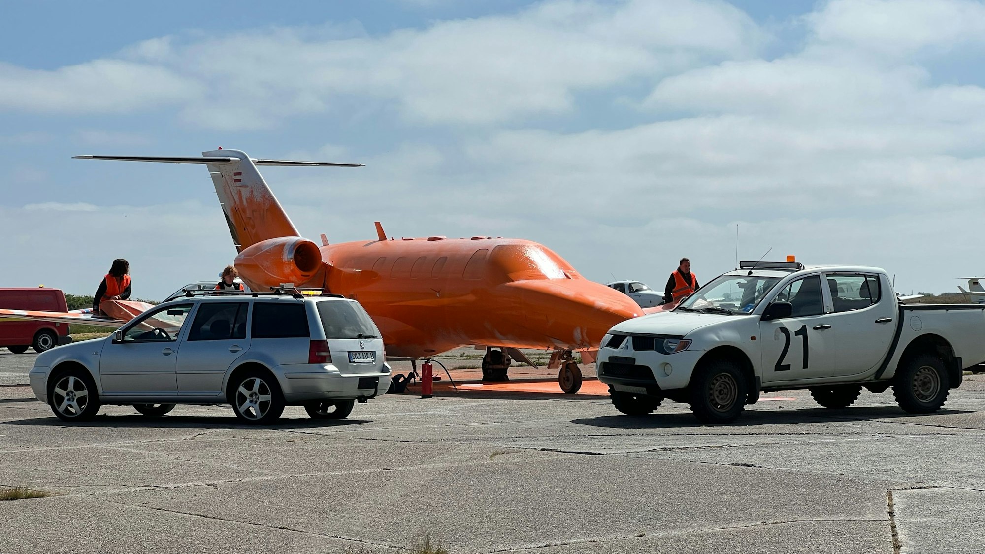 Ein von Klimaschutz-Aktivisten der Initiative Letzte Generation mit oranger Farbe besprühter Jet steht auf einem Rollfeld.
