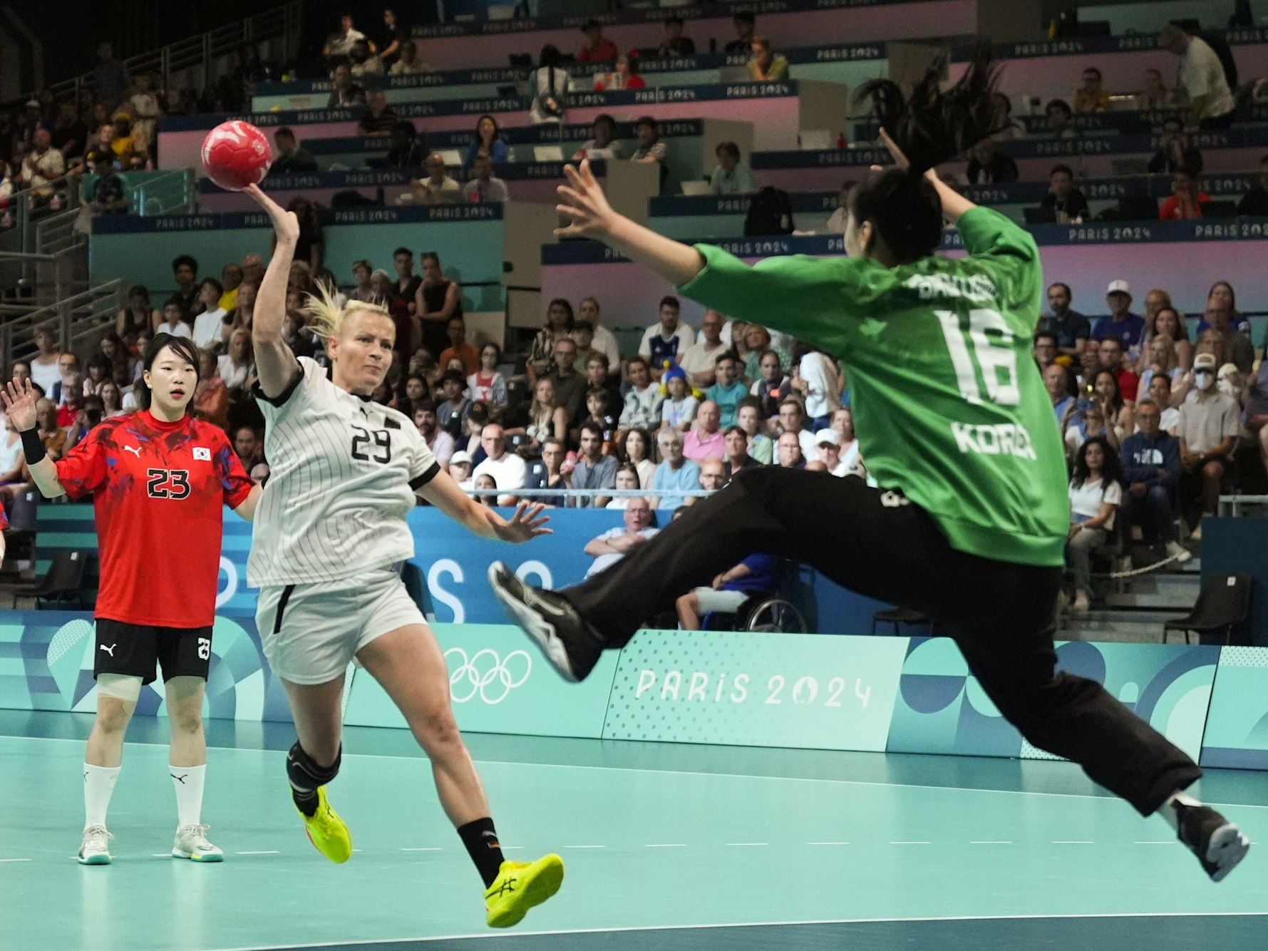 Deutschlands Antje Döll in Aktion gegen Südkoreas Torhüterin Saeyoung Park (r.).