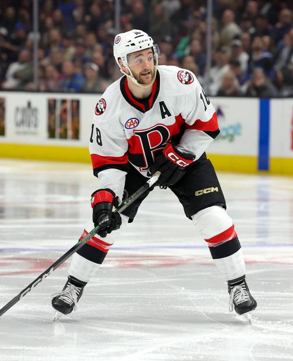 Josh Currie mit Puck in Aktion.