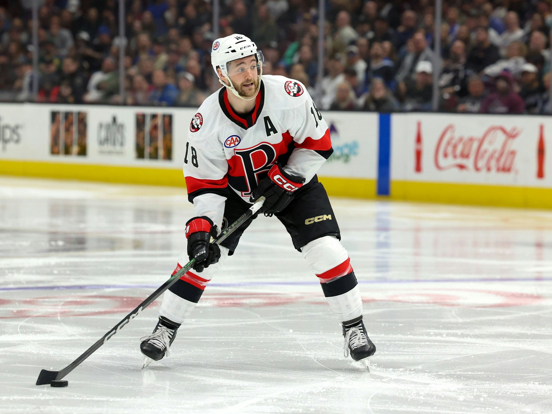 Josh Currie mit Puck in Aktion.