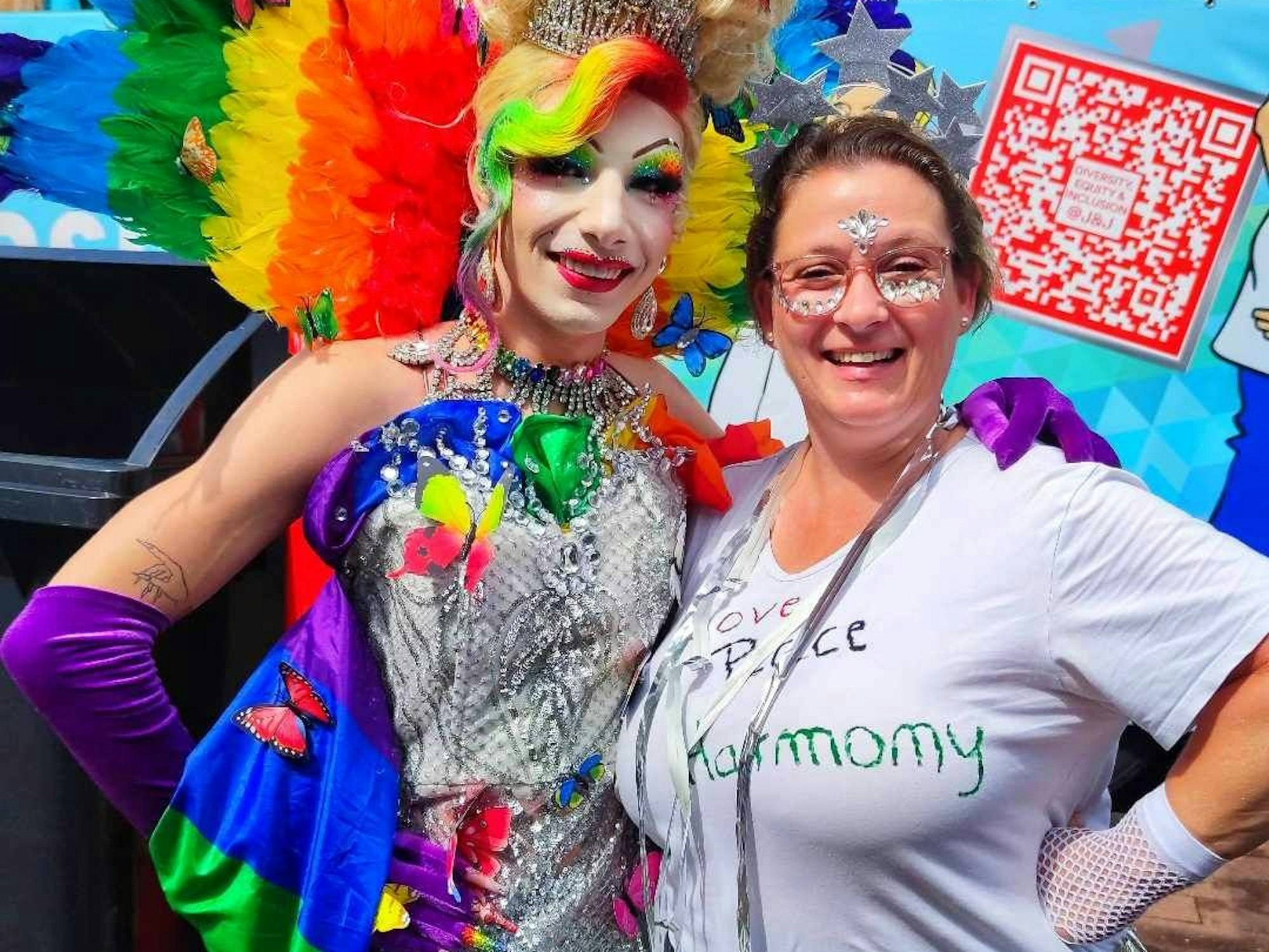 Eine Frau steht neben einer Dragqueen.