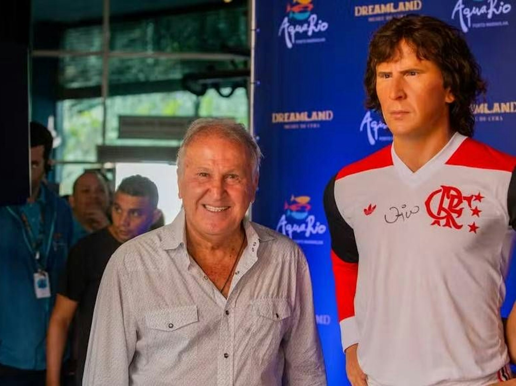 Der ehemalige brasilianische Nationalspieler Zico bei der Präsentation seiner Wachsfigur am 26. Juli 2024 in einem Aquarium in Rio de Janeiro.