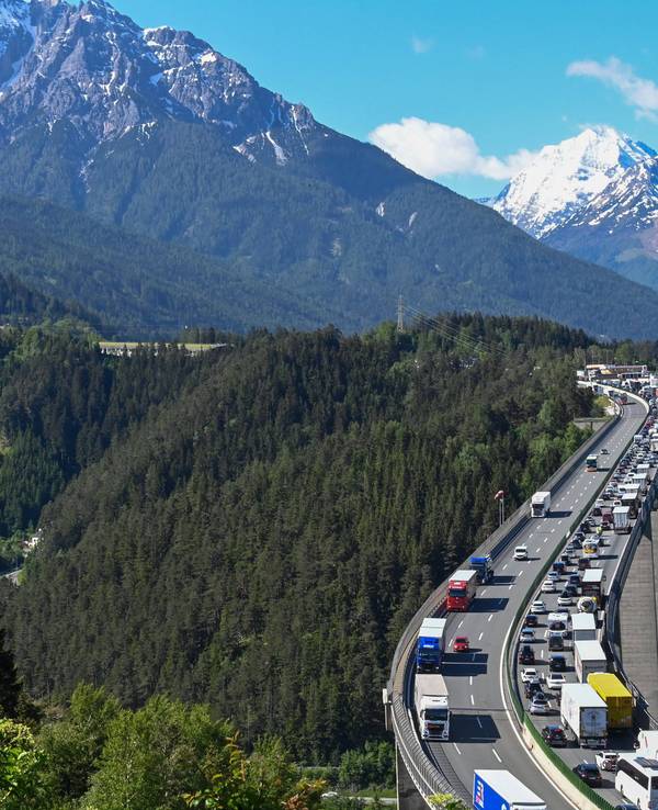 Autos fahren auf der Brennerautobahn.