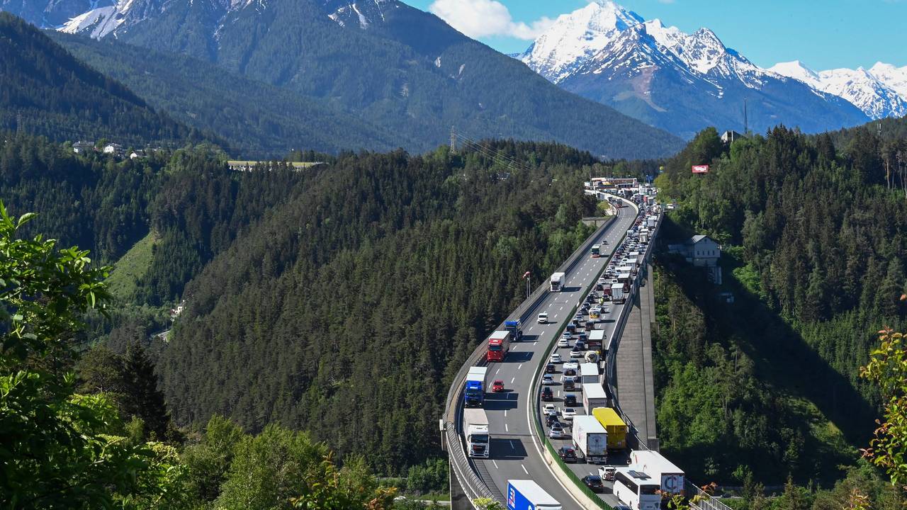 Autos fahren auf der Brennerautobahn.