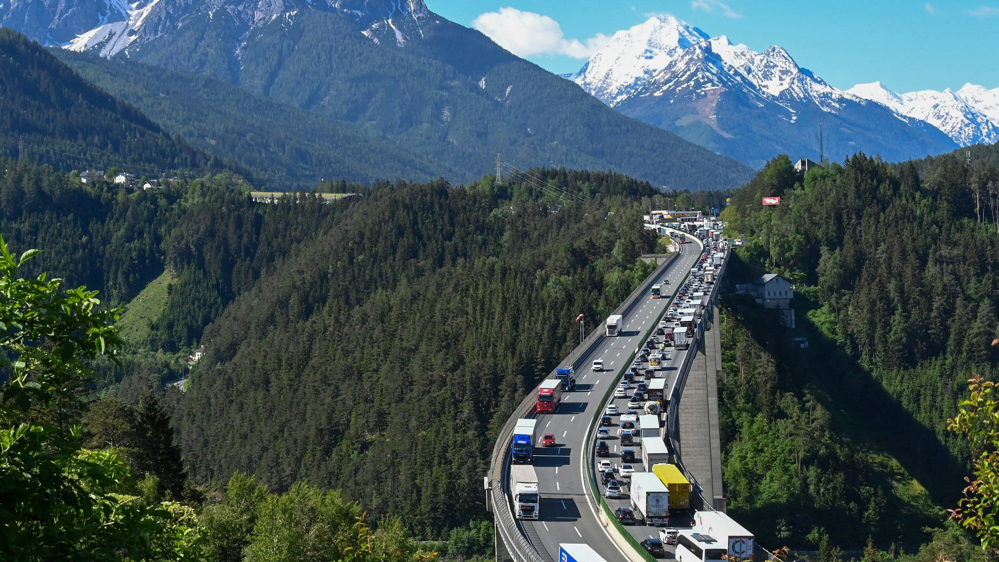 Autos fahren auf der Brennerautobahn.
