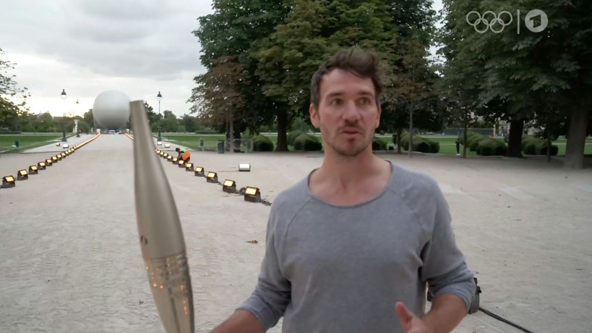 Felix Neureuther mit der olympischen Fackel.