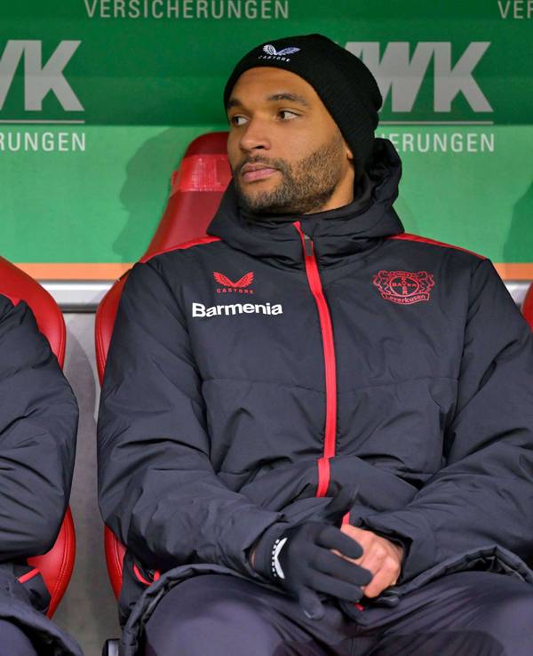 Leverkusen-Innenverteidiger Jonathan Tah (r.) gemeinsam mit Florian Wirtz vor dem Bundesliga-Spiel gegen den FC Augsburg am 13. Januar 2024 in der WWK-Arena.