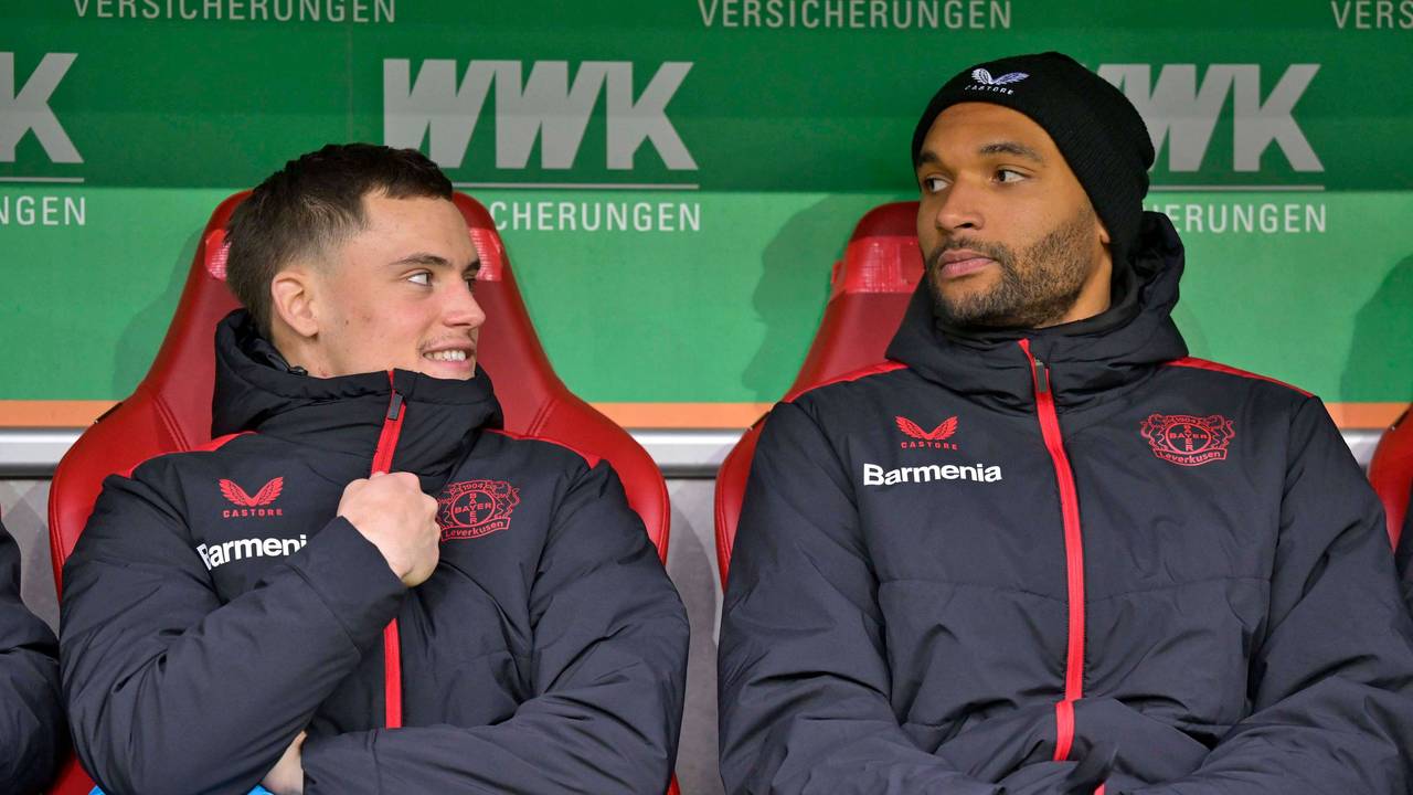 Leverkusen-Innenverteidiger Jonathan Tah (r.) gemeinsam mit Florian Wirtz vor dem Bundesliga-Spiel gegen den FC Augsburg am 13. Januar 2024 in der WWK-Arena.