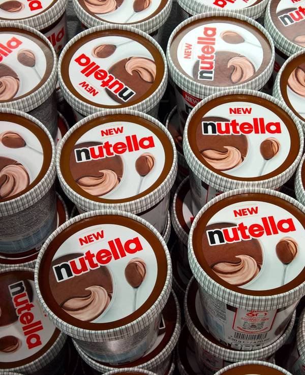 Nutella-Eis liegt in einem Tiefkühlfach im Supermarkt.