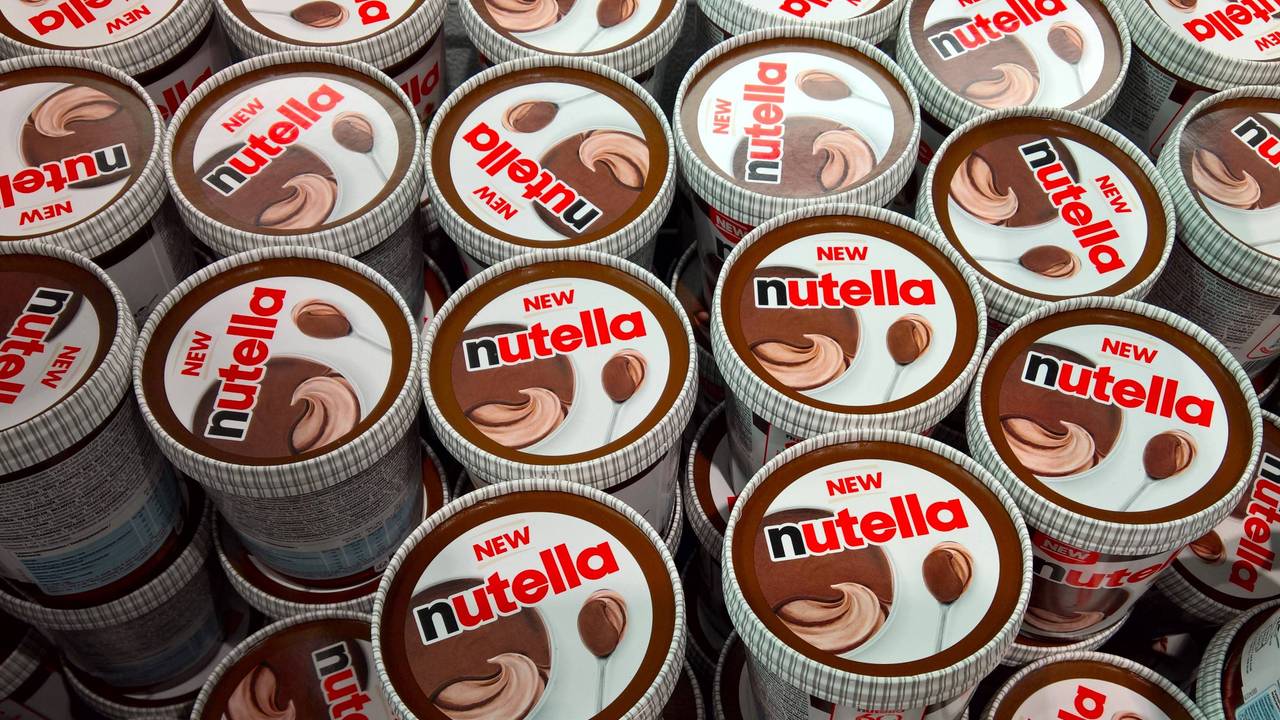 Nutella-Eis liegt in einem Tiefkühlfach im Supermarkt.