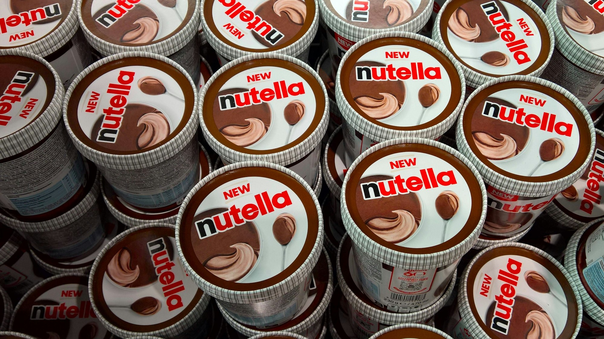 Nutella-Eis liegt in einem Tiefkühlfach im Supermarkt.