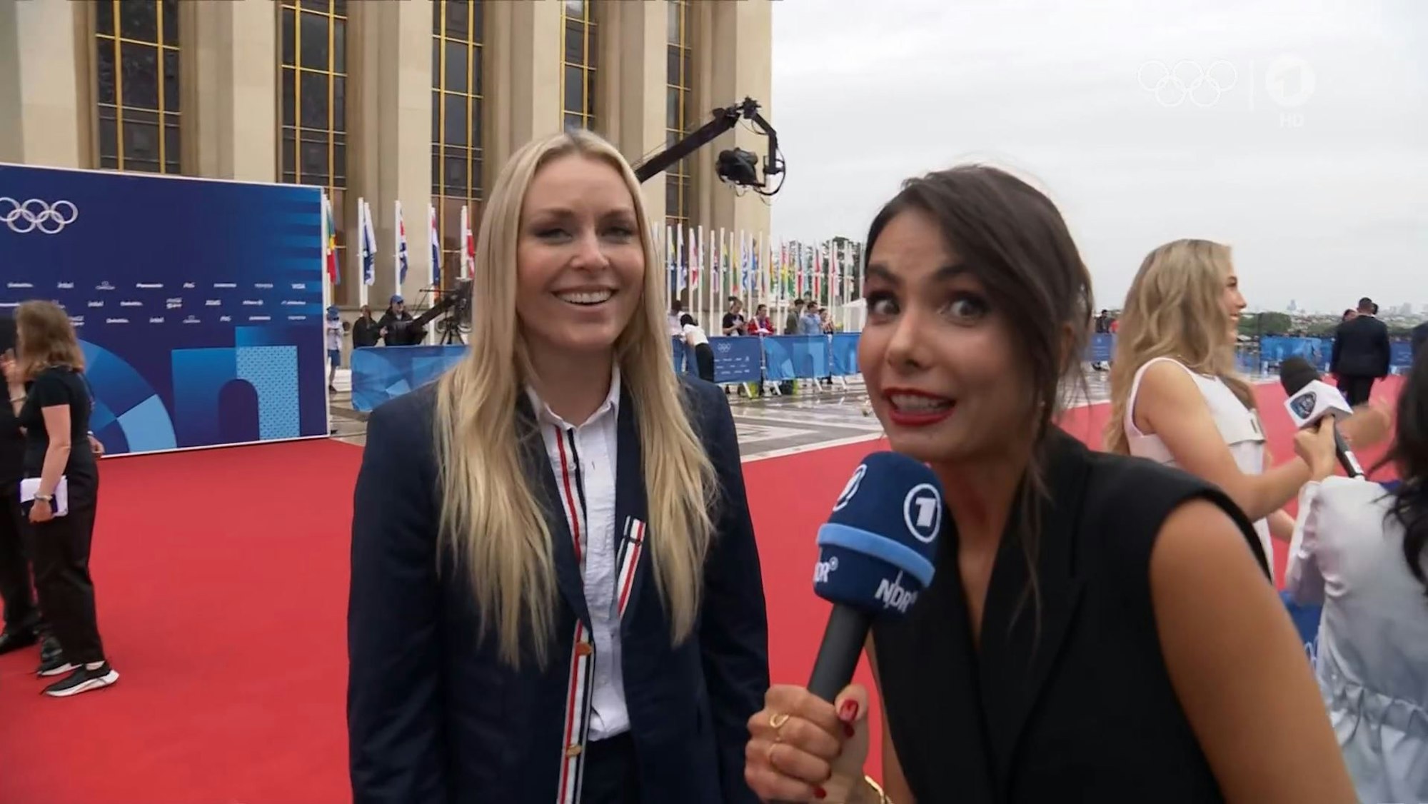Lea Wagner und Lindsey Vonn im ARD-Interview zur Olympia-Eröffnung am 26. Juli 2024.