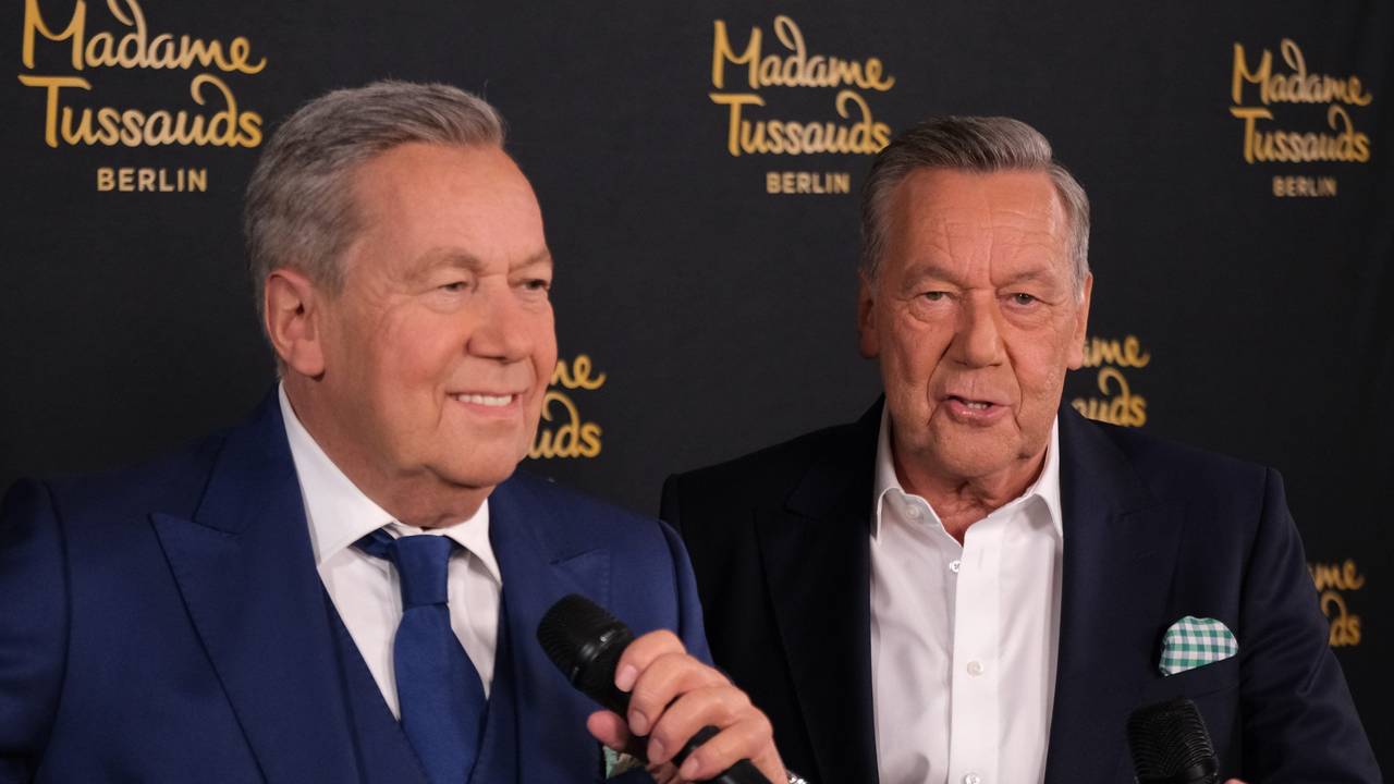 Roland Kaiser (r) steht am 26. Juli 2024 in Dresden neben seiner Wachsfigur. „Ein perfekter Doppelgänger, könnte man sagen. Die ist bis zu Haaren und Falten identisch“, ist der Sänger beeindruckt.