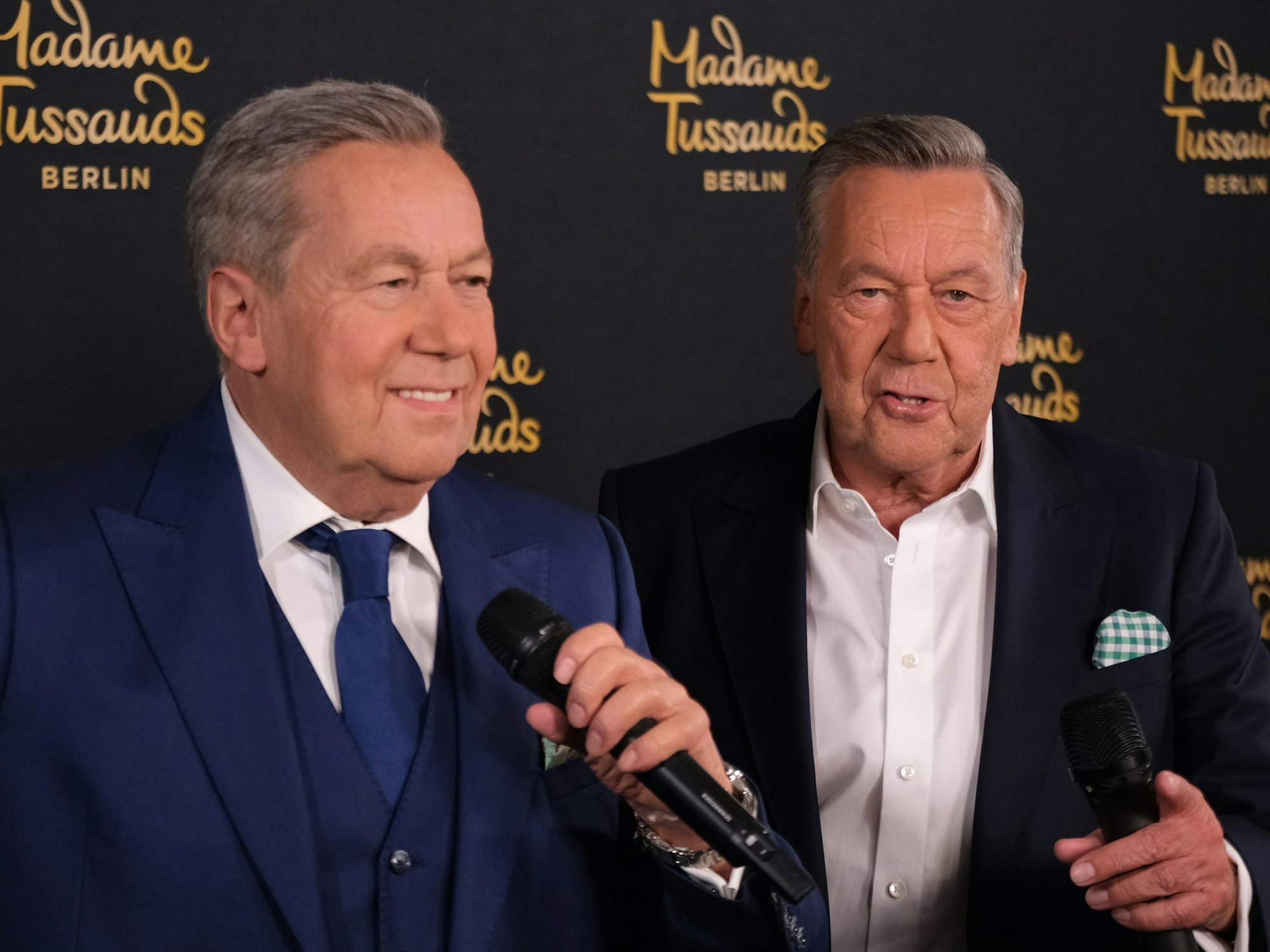 Roland Kaiser (r) steht am 26. Juli 2024 in Dresden neben seiner Wachsfigur. „Ein perfekter Doppelgänger, könnte man sagen. Die ist bis zu Haaren und Falten identisch“, ist der Sänger beeindruckt.