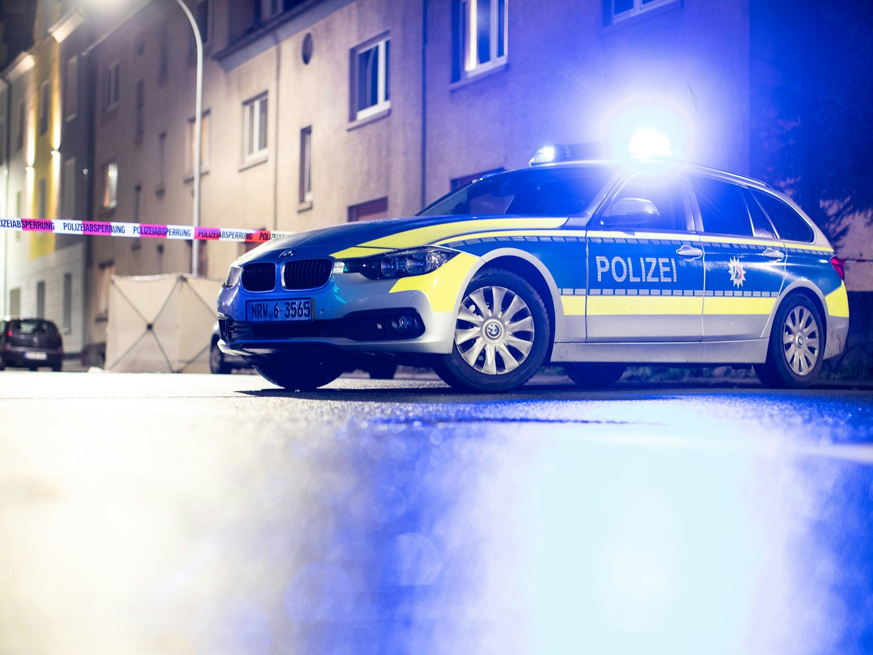 Eine Polizeistreife an einem Tatort bei Nacht.