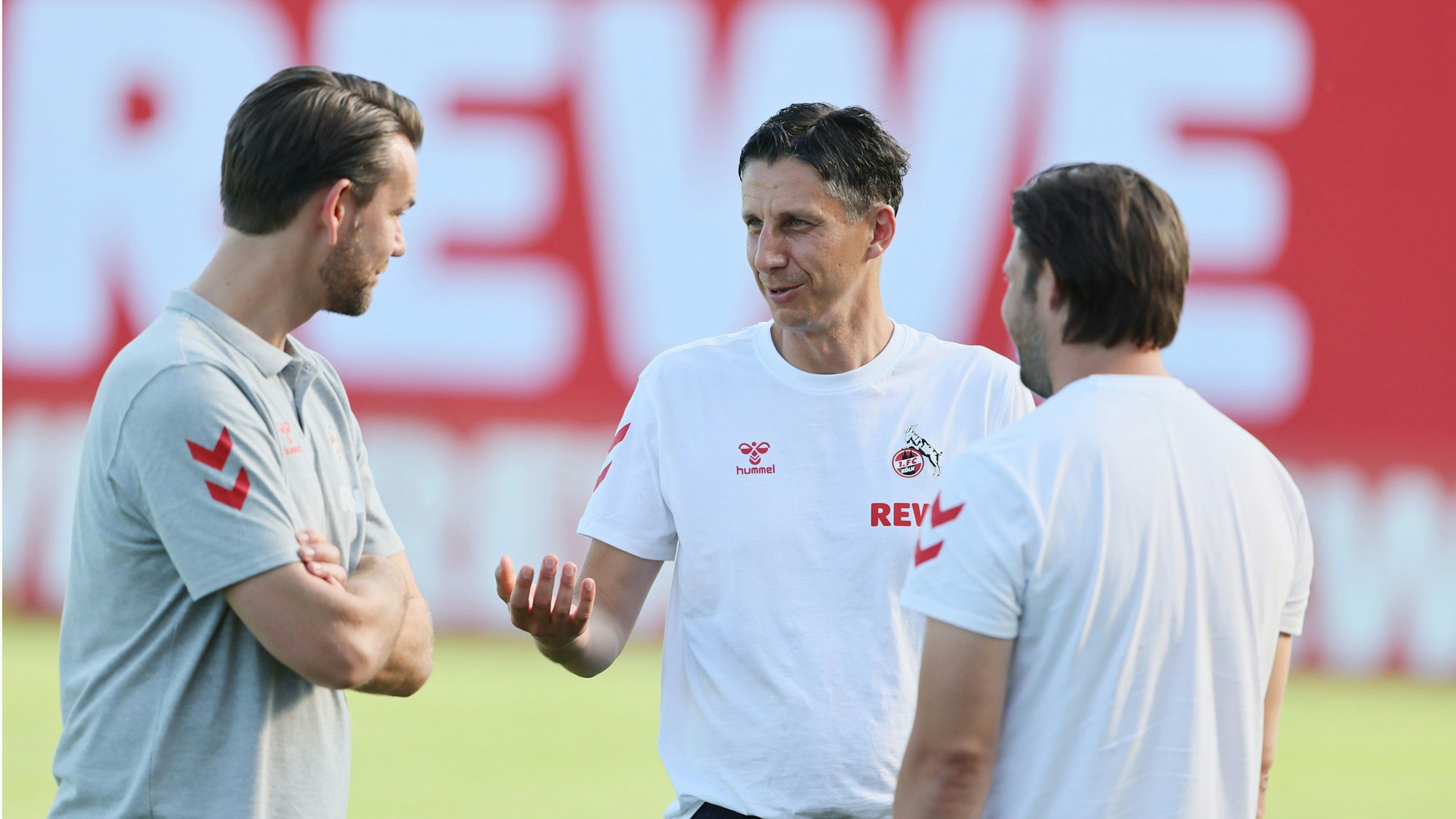 Christian Keller spricht im Trainingslager mit Thomas Kessler und Marius Laux.