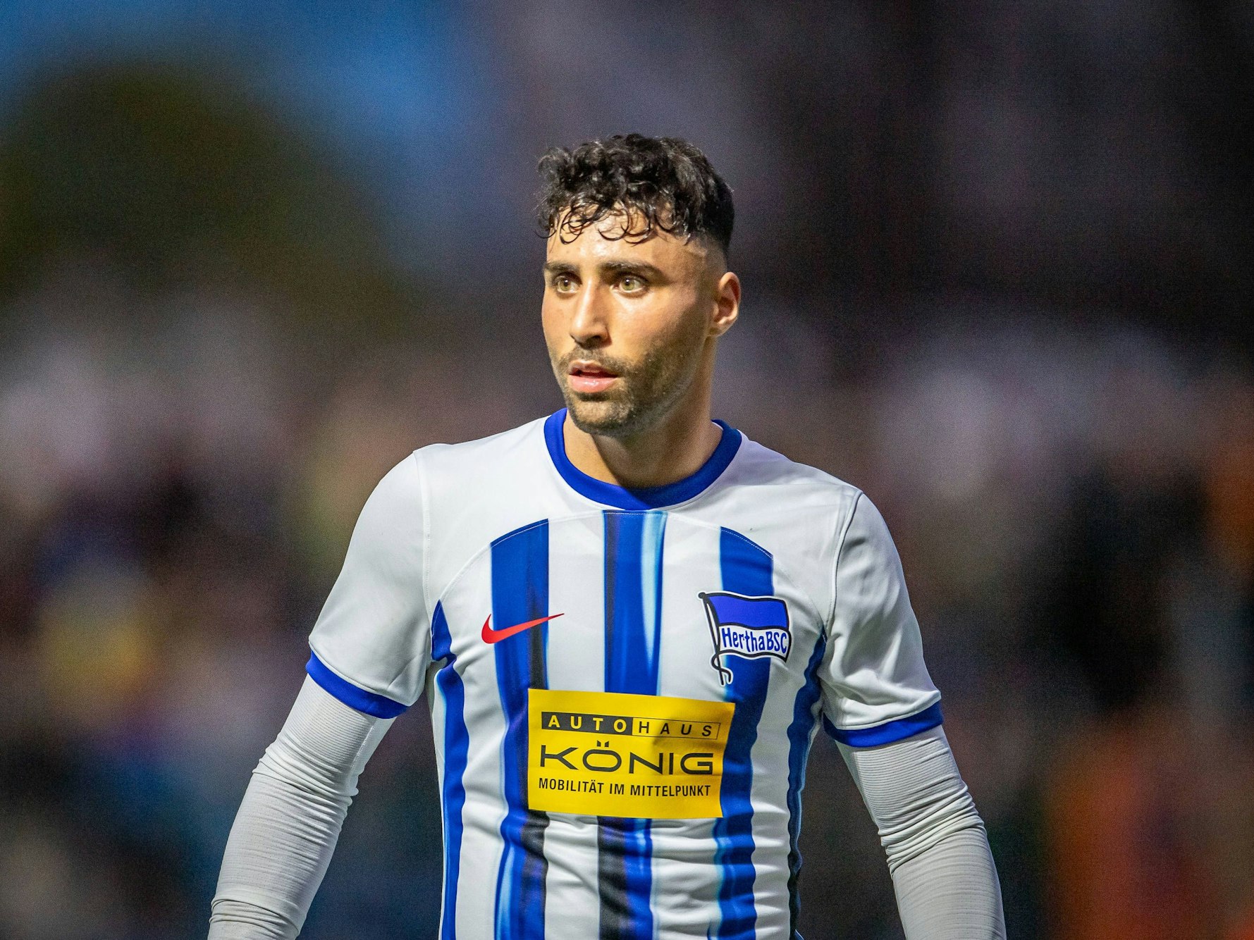 Nader Jindaoui im Trikot von Hertha BSC bei einem Spiel.