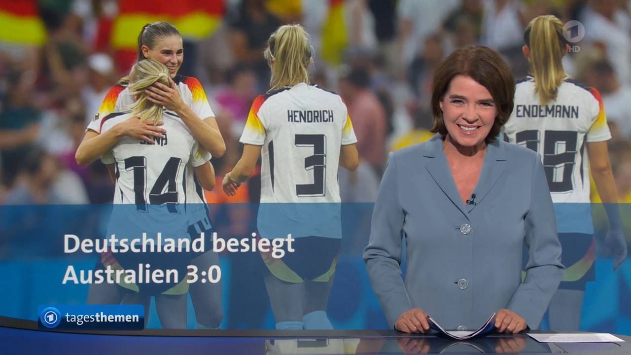 Susanne Daubner lächelt in die Kamera.