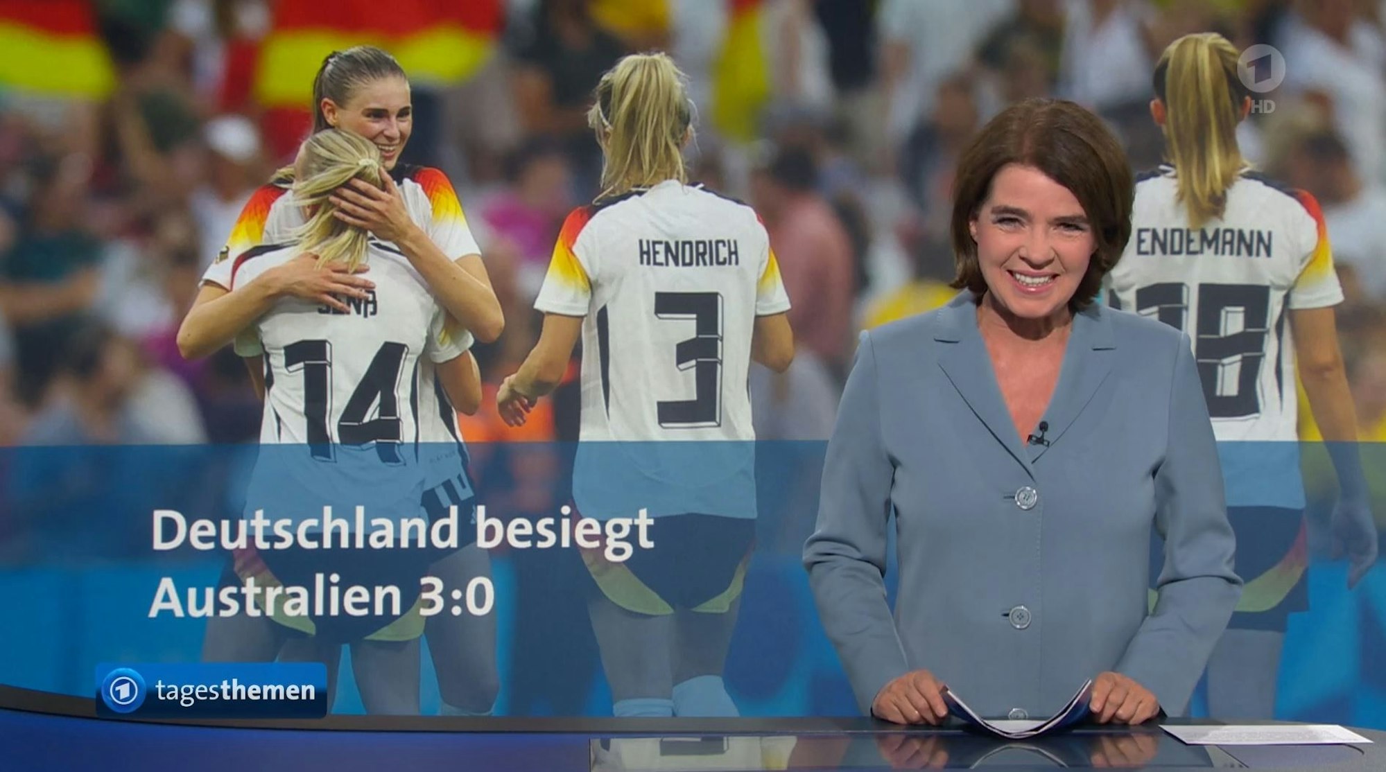 Susanne Daubner lächelt in die Kamera.