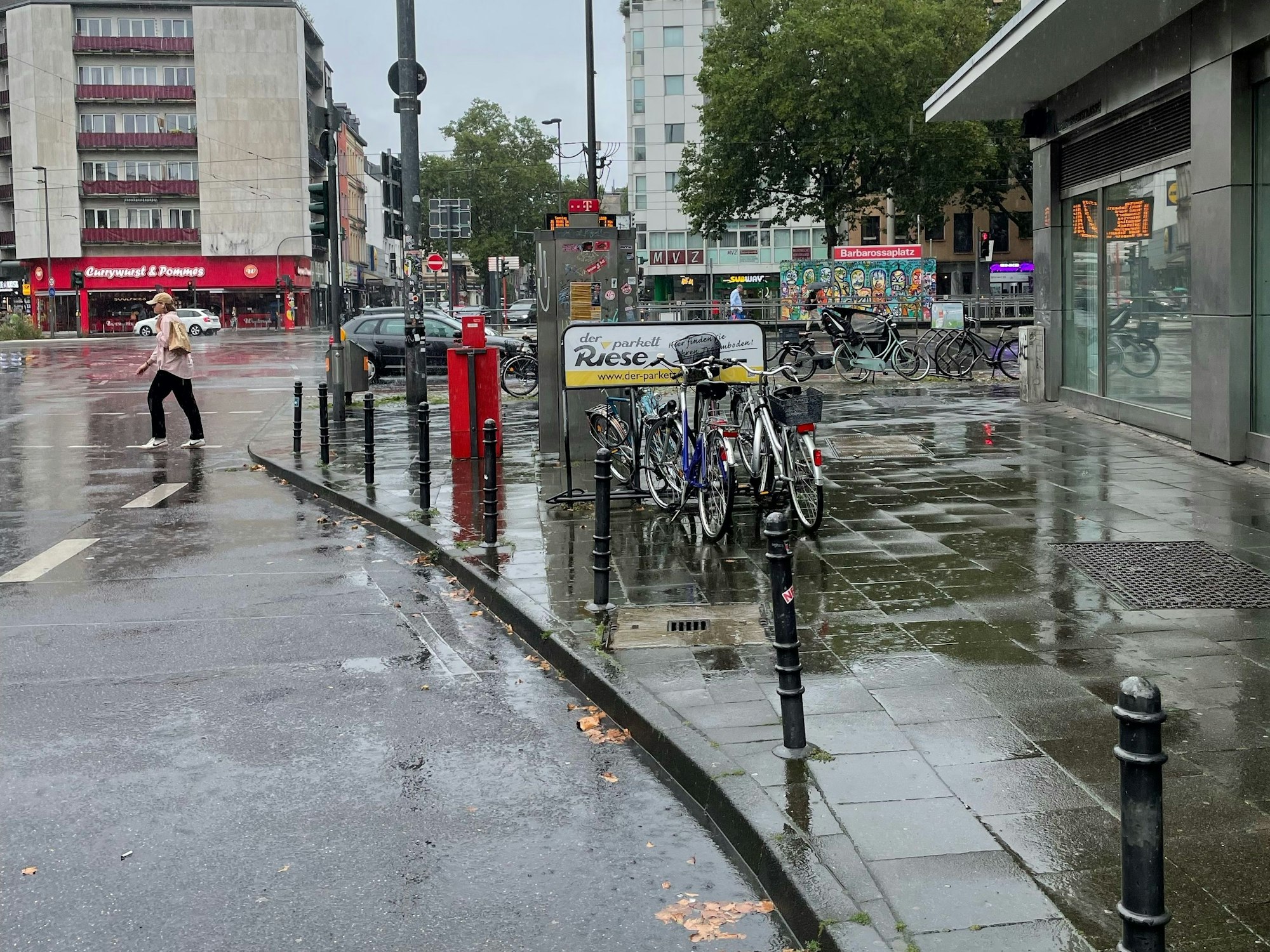 Barbarossaplatz in Köln an einem verregneten Nachmittag.