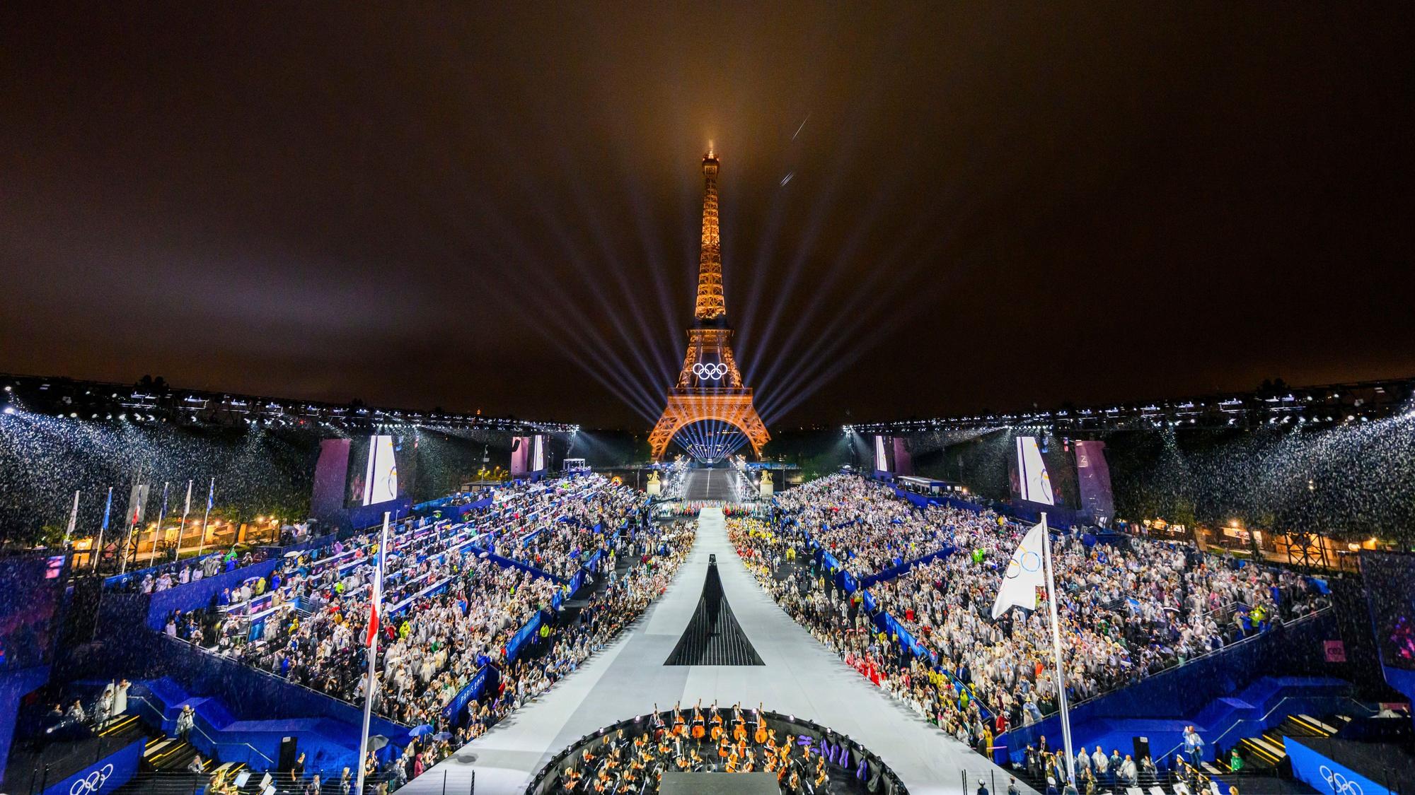 Der Eiffelturm mit der ihm nachgeahmten Bühne mitten in Paris.