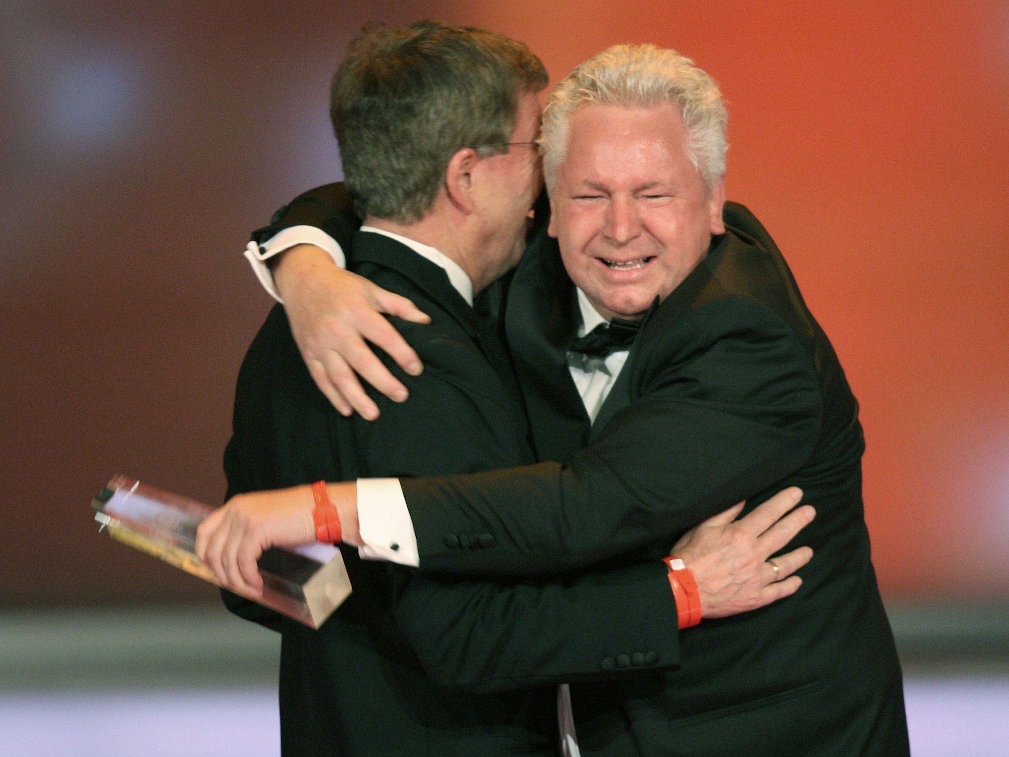 Die Sportreporter Dirk Thiele (l) und Sigi Heinrich freuen sich bei der Verleihung des Deutschen Fernsehpreises in Köln über die Auszeichnung in der Kategorie "Beste Sportsendung".