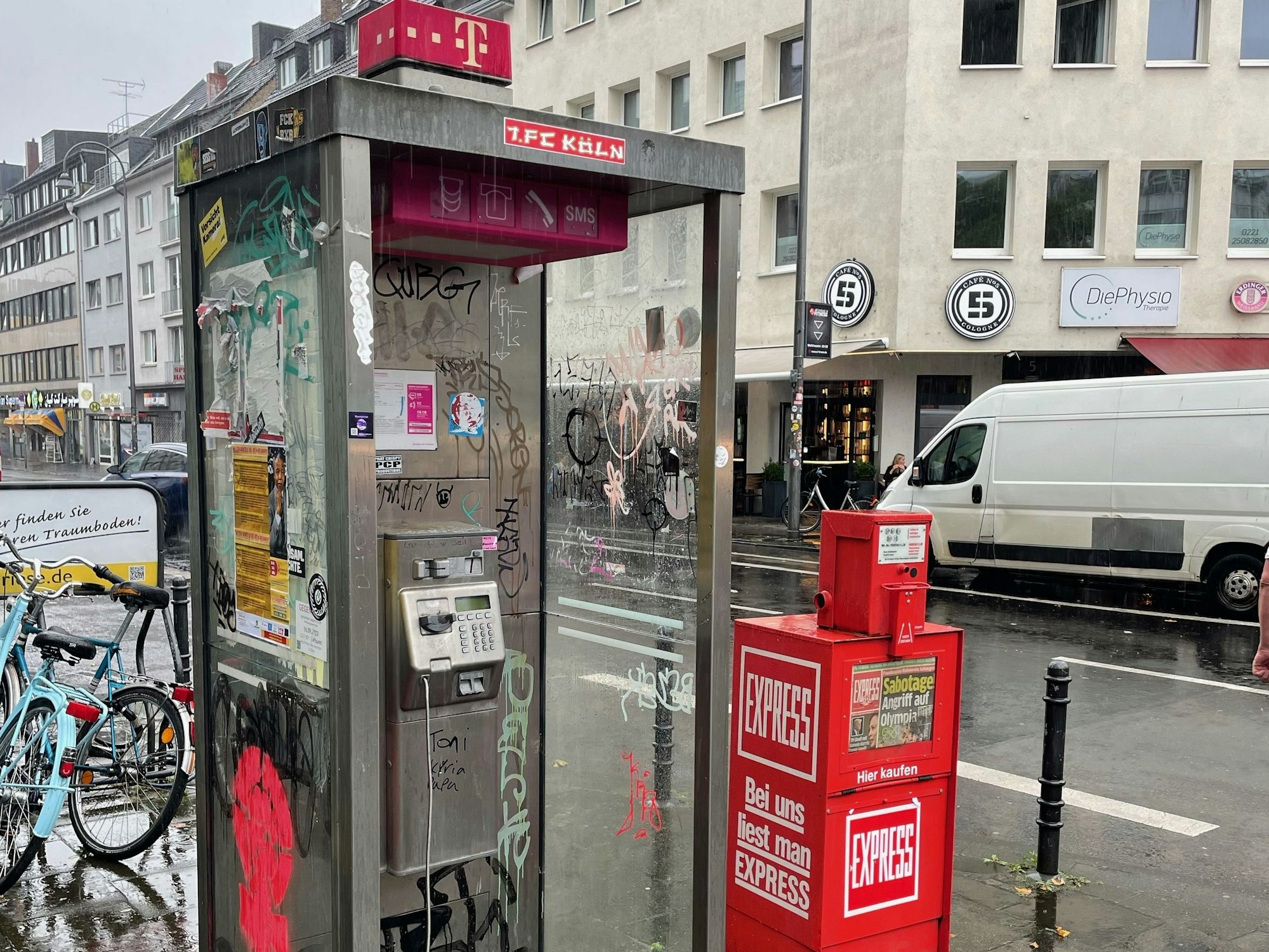 Telefonzelle am Barbarossaplatz in Köln.