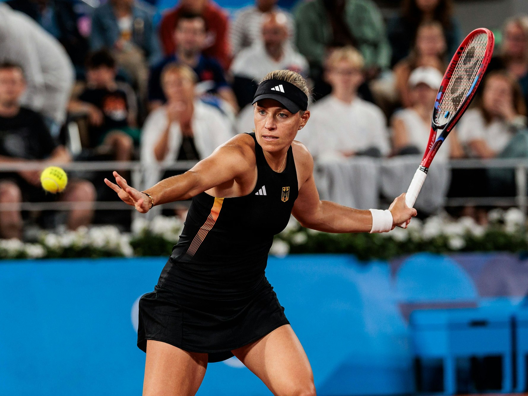 Angelique Kerber holt während ihres Erstrundenmatches gegen Naomi Osaka in Paris zum Schlag aus.