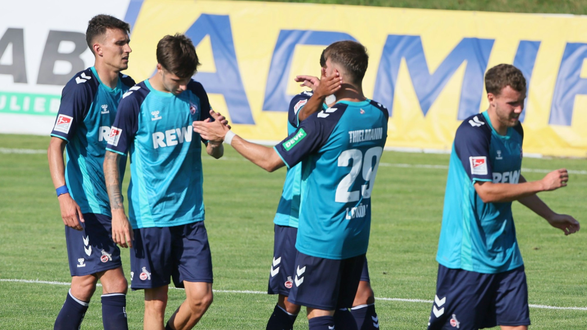 Die FC-Profis beim Torjubel im Testspiel gegen Udinese Calcio.