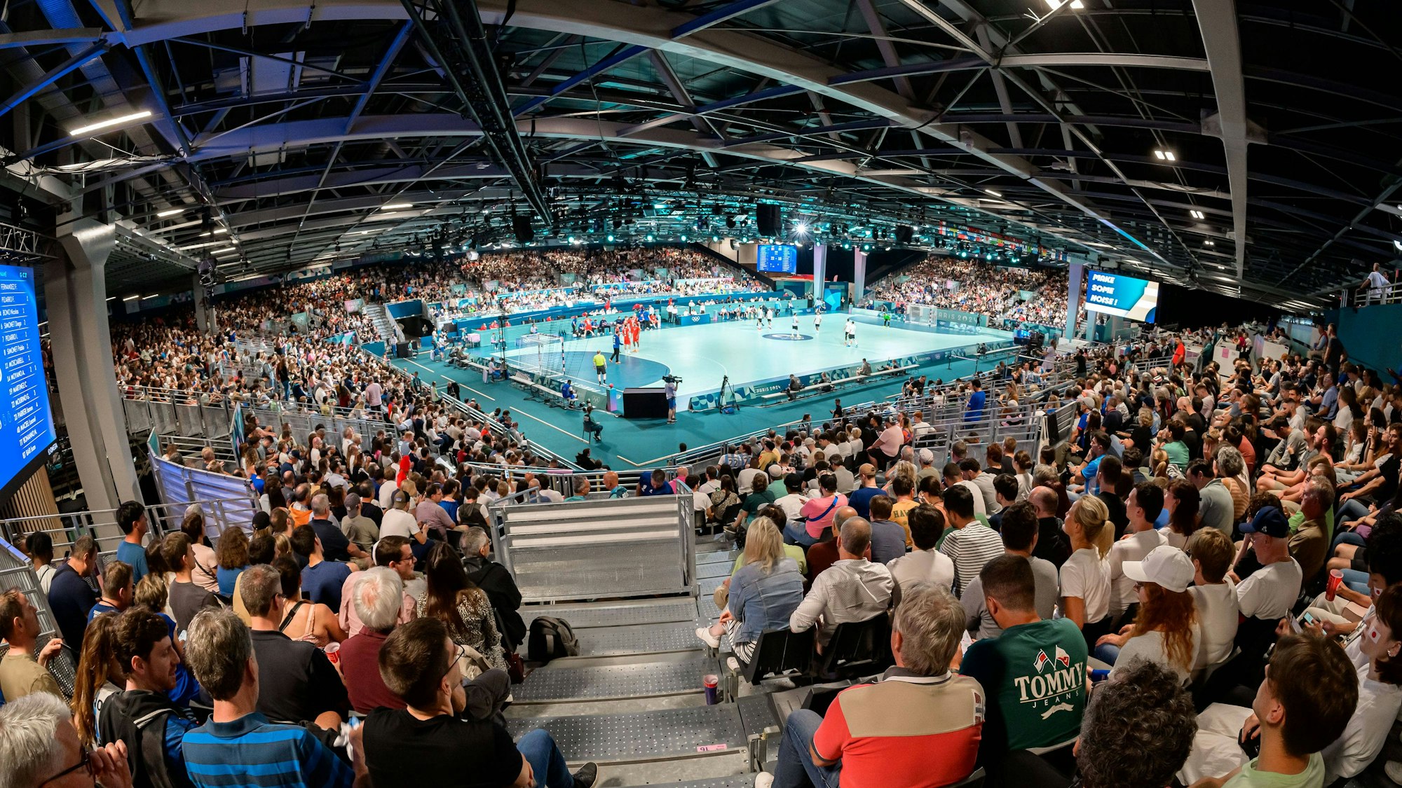 Ein Blick in die Halle in Paris beim Olympia-Gruppenspiel im Handball zwischen Deutschland und Schweden am Samstag (27. Juli 2024).