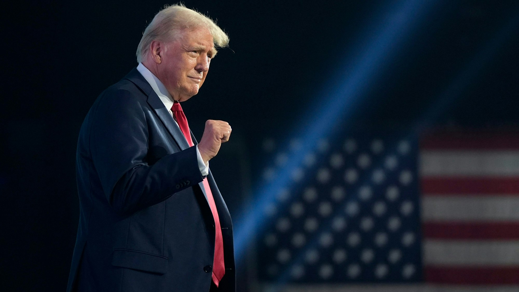 Donald Trump begrüßt seine Anhängerinnen und Anhänger.