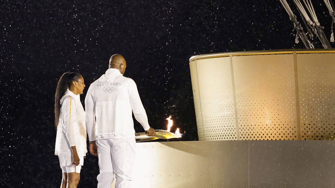 Marie-José Pérec und Teddy Riner entzünden das olympische Feuer.