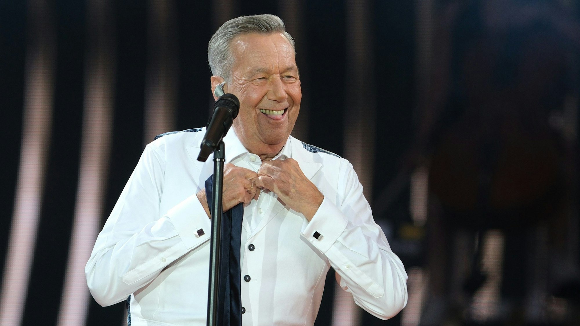 Schlagersänger Roland Kaiser beim ersten Konzert der „Kaisermania“-Reihe am Elbufer in Dresden