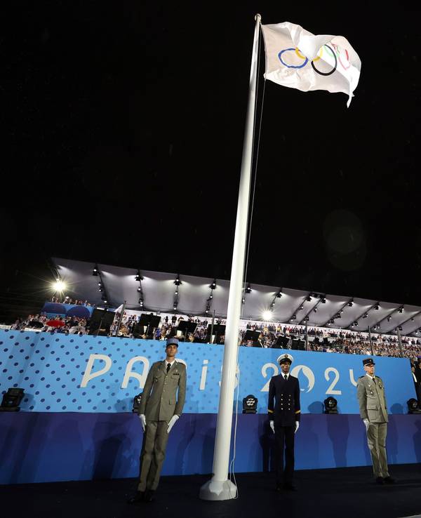 Die Olympische Flagge ist bei der Eröffnungsfeier 2024 falsch herum zu sehen
