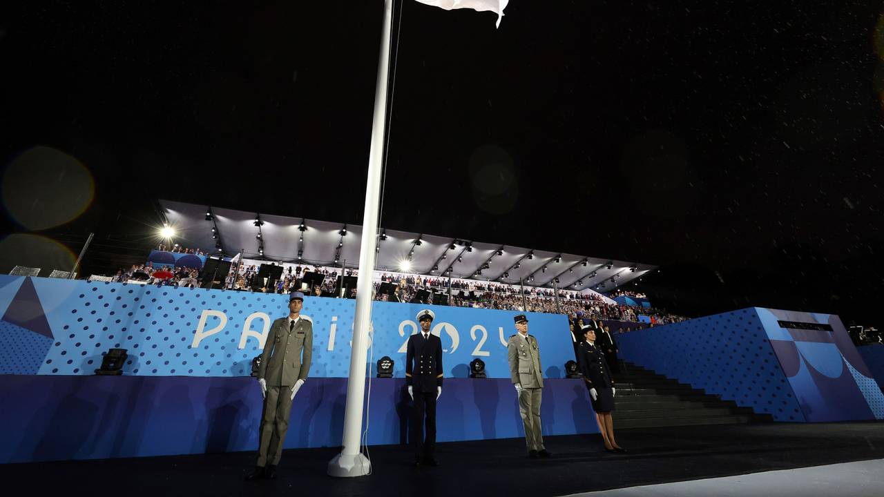 Die Olympische Flagge ist bei der Eröffnungsfeier 2024 falsch herum zu sehen