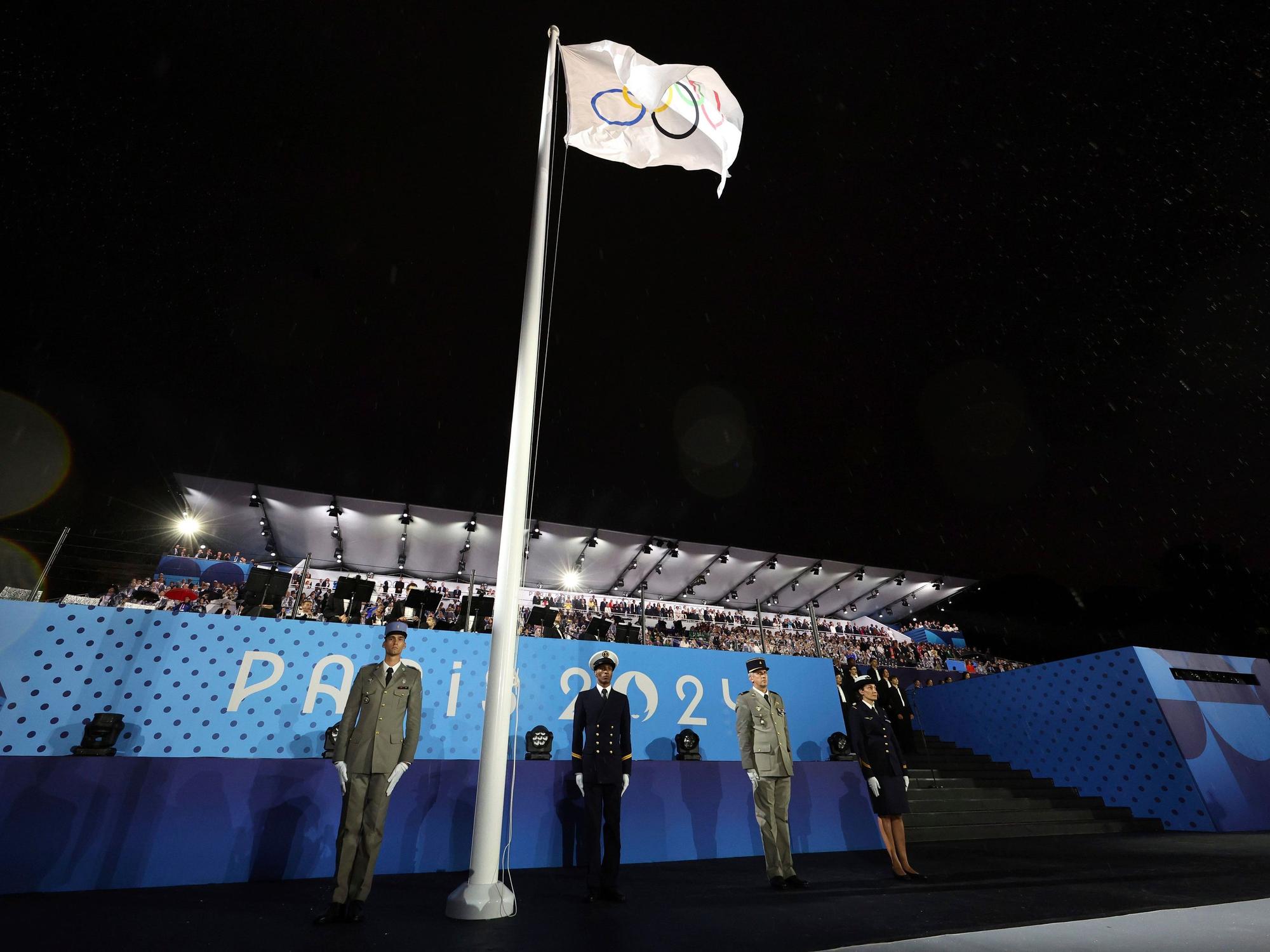 Die Olympische Flagge ist bei der Eröffnungsfeier 2024 falsch herum zu sehen