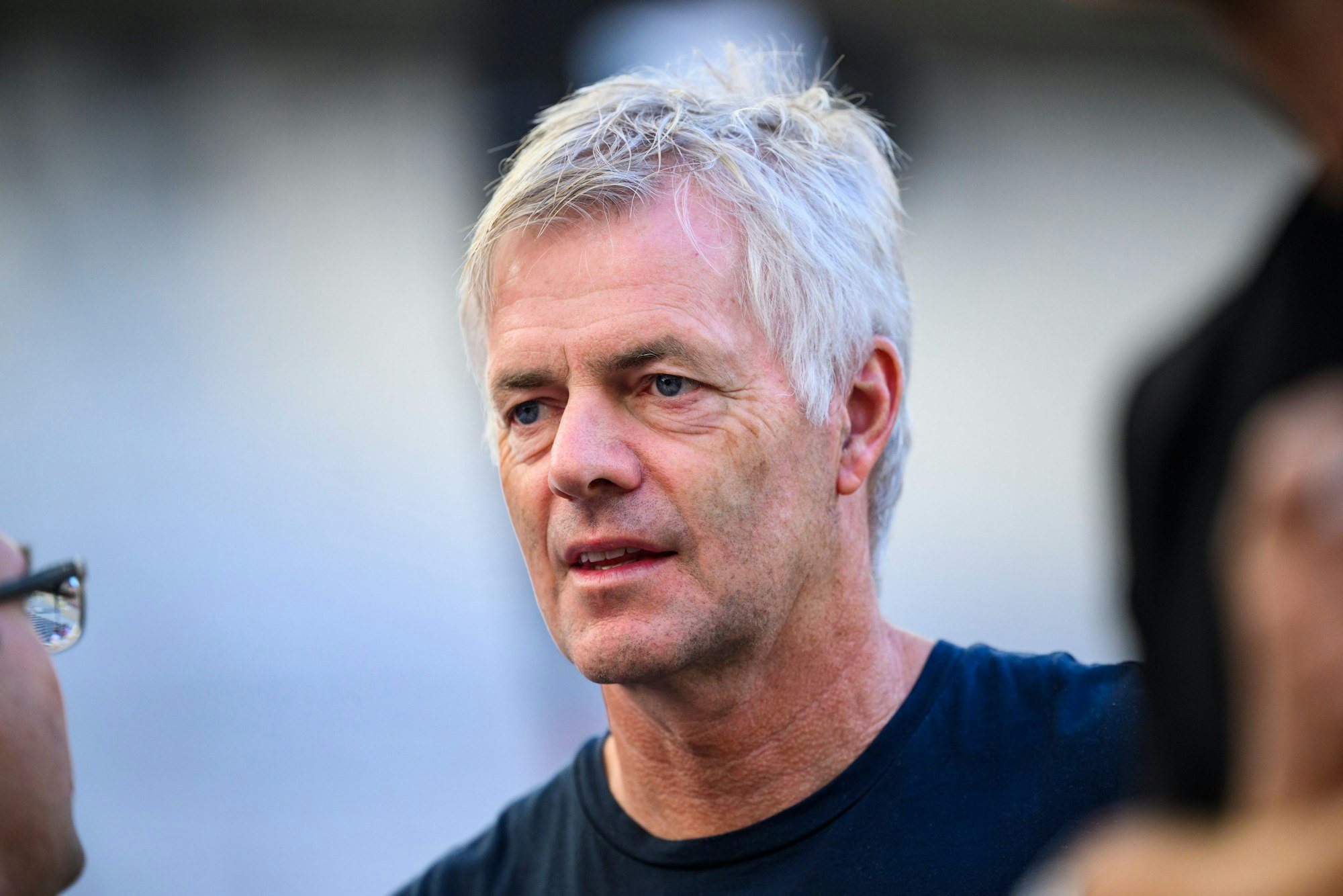 Tom Bartels am Rande eines Bundesligaspiels.