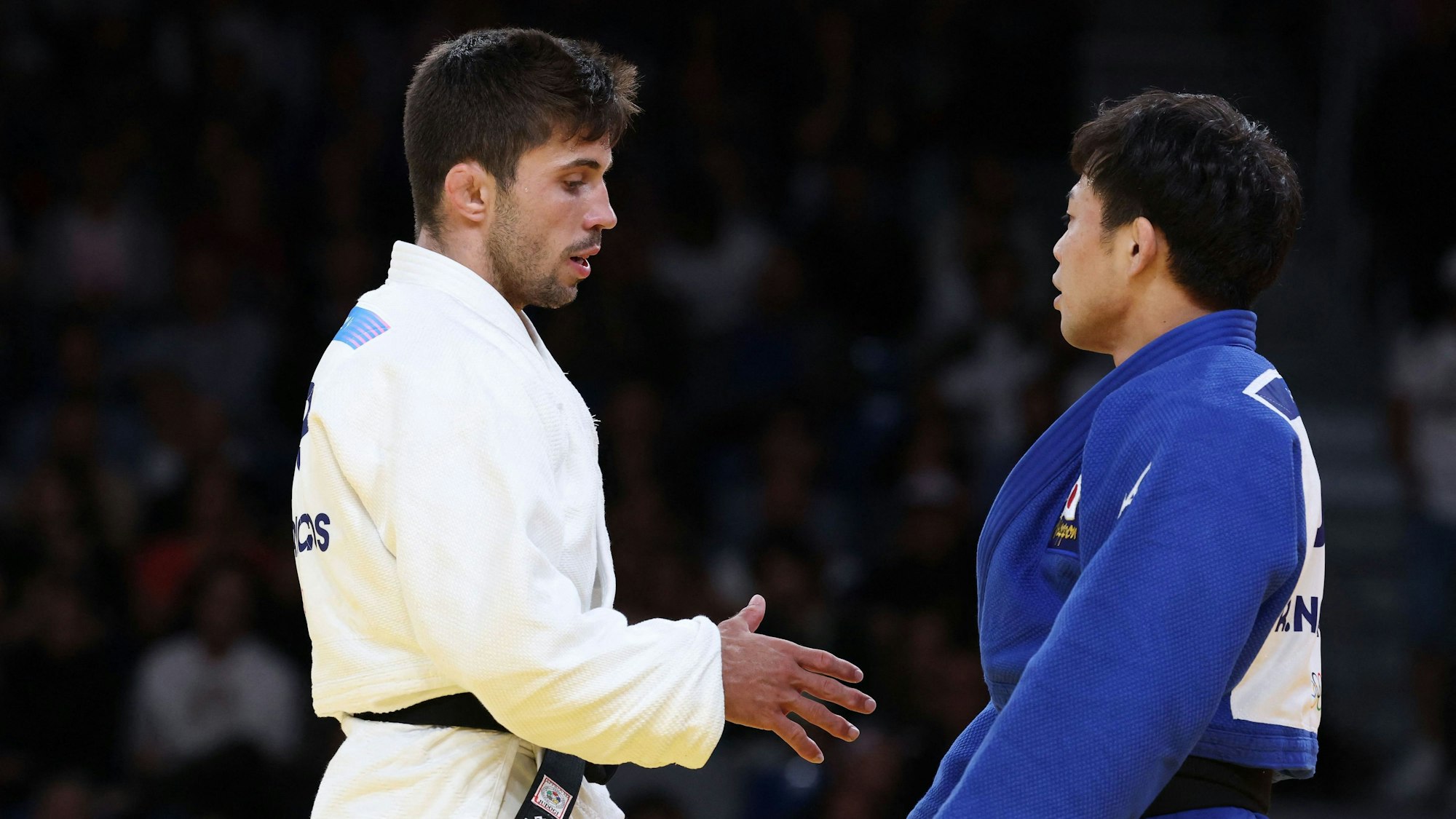 Der Japaner Ryuju Nagayama (r.) verweigert Francisco Garrigós aus Spanien nach dem Viertelfinal-Duell bei Olympia den Handschlag.