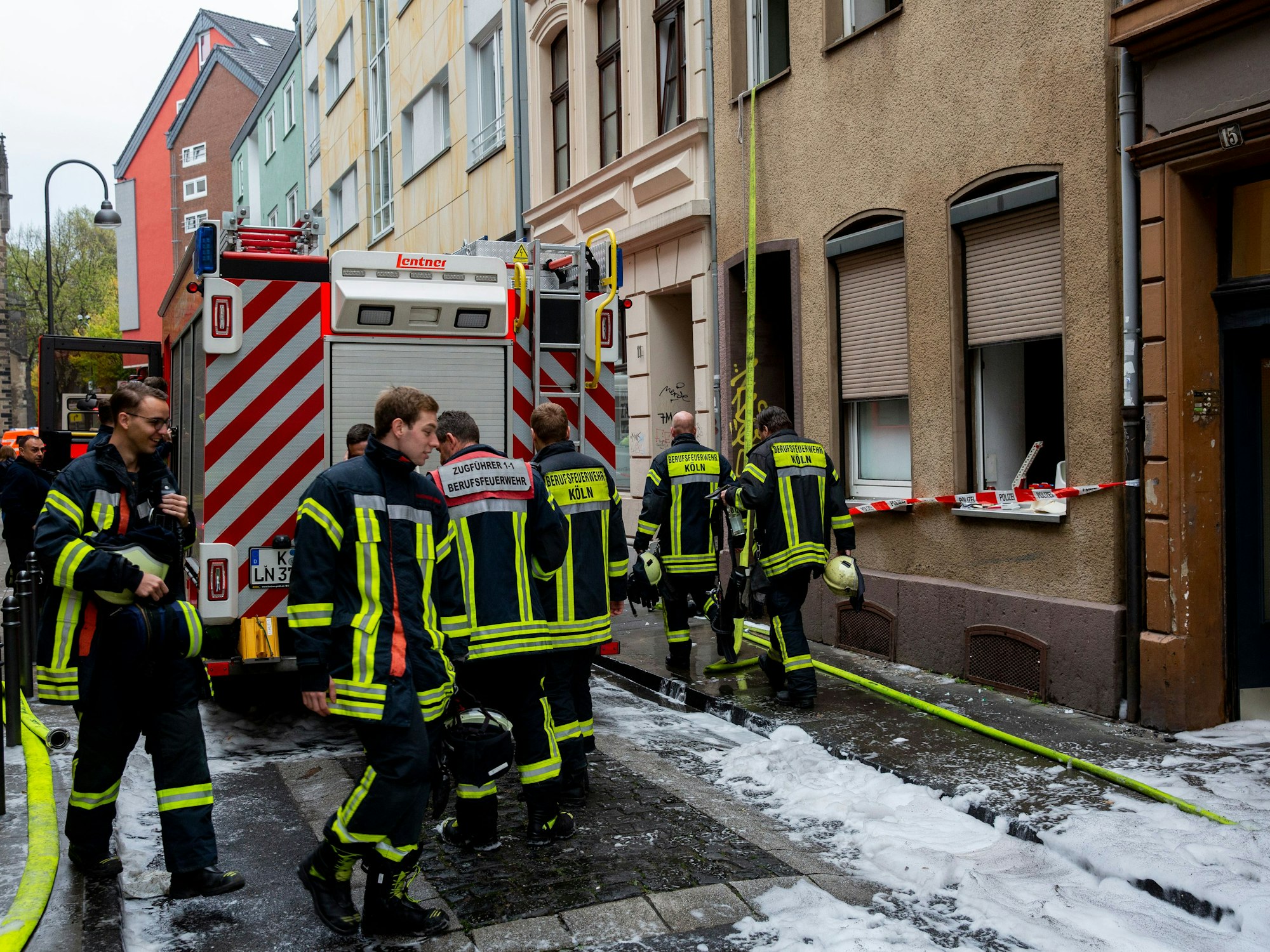 Der Morgen nach dem Feuer an der Brandstelle An St. Magdalenen.
Einsatzkräfte der Feuerwehr und Polizei sind vor Ort.